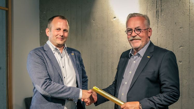 Staffelstabübergabe zwischen Gerhard Sailer  und Christian  Wagner. Bild: basic.