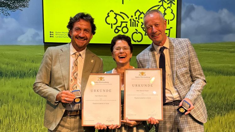 Verleihung Staatsmedaille in Gold an Martin Joos (links) und Bernd Hopp (rechts) von Ministerin Marion Gentges MdL (MLR). Bild: VGL-BW.