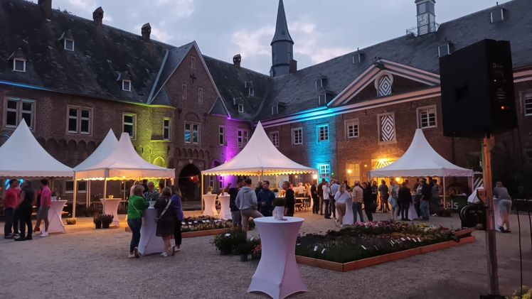 "Feiern mit Freunden" auf Schloss Wissen in Weeze. Bild: Florensis.