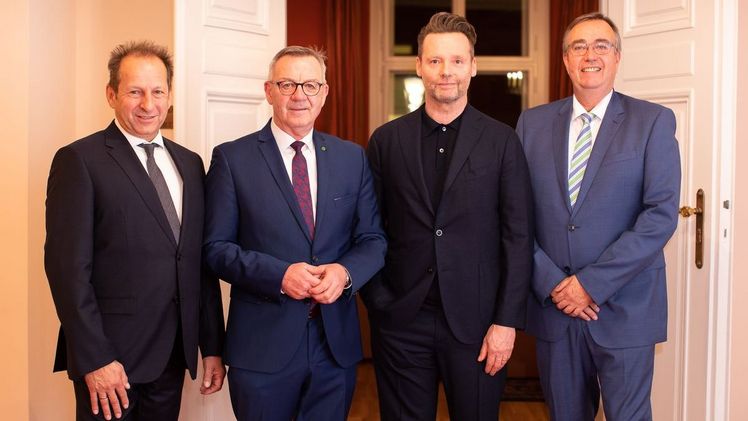 Luden gemeinsam zum parlamentarischen Abend zum Thema Stadtgrün: (v.l.) Thomas Banzhaf (BGL), Jürgen Mertz (ZVG), Prof. Stephan Lenzen (bdla) und Hajo Hinrichs (BdB). Bild: bdla/ Manuel Frauendorf.