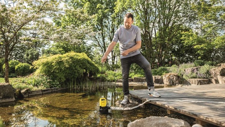 Auch bei der Teichreinigung geht das Auspumpen am schnellsten mit einer Schmutzwasser-Tauchpumpe. Bild: Kärcher. 
