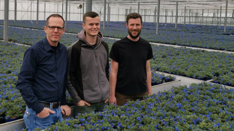 Von rechts: André Ripkens und Jonas Gehr von Topfpflanzen Ripkens mit Marcus Trappe von Agrobusiness Niederrhein. Foto: Agrobusiness Niederrhein.