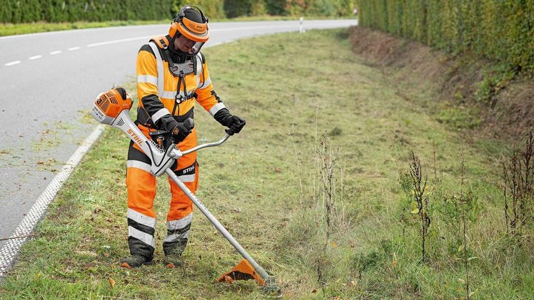 Bei  Fadenanwendungverfügt der  FS  561  C-EMmit  einem  Durchmesser  von  560 Millimetern über einen besonders großenMähkreis. Bild: STIHL.