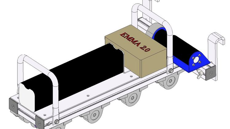 Eine 4-Kanal-Fernbedienung lässt die Maschine in drei Geschwindigkeitsstufen nach vorne und in einer Geschwindigkeitsstufe rückwärts verfahren. Bild: Otte Metallbau.