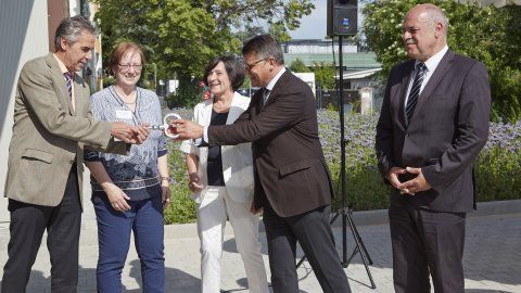 Wissenschaftsminister Boris Rhein (4.v.l.) überreicht den symbolischen Schlüssel für das neue Labor an Prof. Dr. Hans Reiner Schultz, Präsident der Hochschule Geisenheim (links). Bild: © Hochschule Geisenheim.