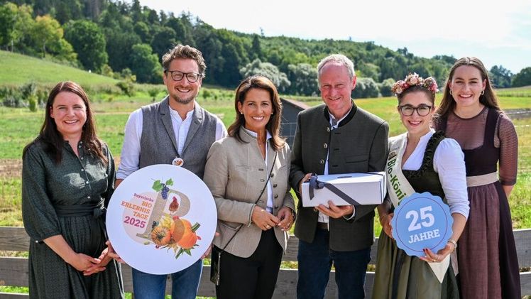 (v.l.n.r.) Regina Mühlbauer (Betriebsleiterin Kirchthanner Biohof), Thomas Lang (1. Vorsitzender der Landesvereinigung für ökologischen Landbau Bayern), Alois Mühlbauer (Betriebsleiter Kirchthanner Biohof), Anna-Lena Dworschak (Bayerische Bio-Königin) sowie Katharina Mühlbauer (Hofnachfolgerin Kirchthanner Biohof, Hoffluencerin). Bild: © Judith Schmidhuber/StMELF.