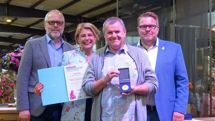 Hans Dietz konnte gleich zwei hohe Auszeichnungen für seine Rosen in dieser Hallenschau entgegennehmen: Klaus Götz, Präsident des Bundesverbandes Deutscher Floristen e. V. ,Agnes Christner, Bürgermeisterin von Heilbronn, Dezernat III und -  rechts im Bild - Rüdiger Eckhardt von der DBG gratulieren. Bild: DBG.