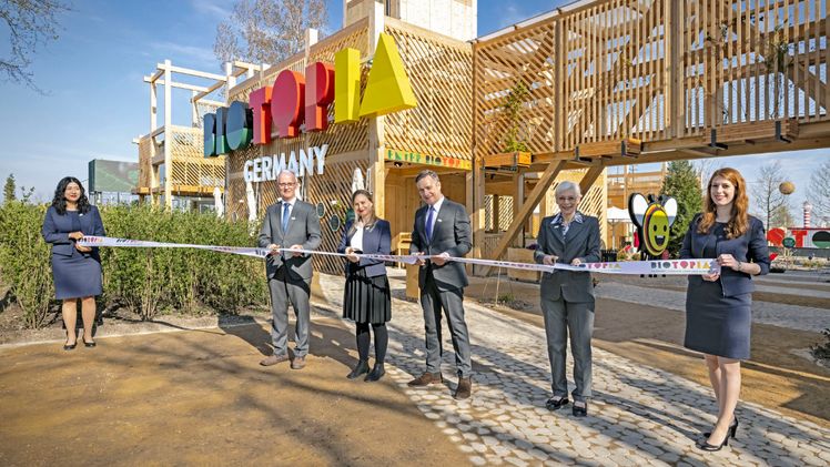 Banddurchschnitt zur Eröffnung des Deutschen Gartens auf der Floriade Expo 2022 in Almere, Niederlande (v.li.n.re.): Dr. Karl Wessels, Generalkommissar des Deutschen Gartens (BMEL), Christiane Krüger, Direktorin des Deutschen Gartens, Heinrich Rohlfing, Erster Botschaftsrat der Botschaft der Bundesrepublik Deutschland Den Haag, und Britta DÖbert, Oberamtsrätin Referat 425 (BMEL). Gehalten wurde das Band von den beiden stellvertretenden Direktorinnen des Deutschen Gartens Yan Yin Chan (i.) und Christina Gaats. Bild: Deutscher Garten Floriade Expo.