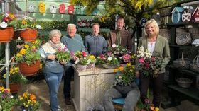 Helga, Erko und Nino Carstensen, Gärtnermeister Volker Friedrichsen vom Betrieb Carstensen Blumen- und Pflanzenwelt sowie Kammerpräsidentin Ute Volquardsen stellen einige der genannten Frühjahrsblumen vor. (v. li.) Bild: Isa-Maria Kuhn, LKSH.