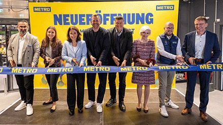 Banddurchschnitt zur Eröffnung der METRO Hamburg-Rahlstedt. V. l. n. r.: Erkan Kocaman, Regionalmanager METRO Deutschland, Sabrina Ley, Geschäftsführerin Sales & Operations METRO Deutschland, Aydan Özoğuz, Bundestagsabgeordnete und Bundestagsvizepräsidentin a. D., Dr. Steffen Greubel, CEO METRO AG, Dr. Andreas Dressel, Finanzsenator der Freien Hansestadt Hamburg, Eva-Maria Greve, Greve Bau und Boden AG, Eike Weidenhöfer, Geschäftsleiter METRO Hamburg-Rahlstedt und Roland Ruffing, CEO METRO Deutschland. Bild: METRO Deutschland / Thomas Panzau. 