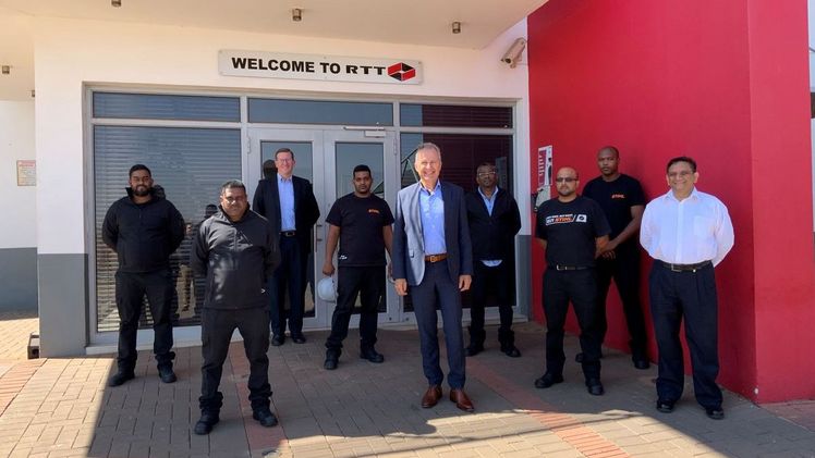 STIHL Vorstand Norbert Pick (Mitte) besuchte die südafrikanischen Tochtergesellschaft, um sich persönlich bei den Beschäftigten für ihr Engagement zu bedanken. Bild: STIHL.