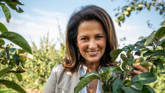 Staatsministerin Michaela Kaniber in einem Streuobstbestand. Bild: Schmidhuber/StMELF.