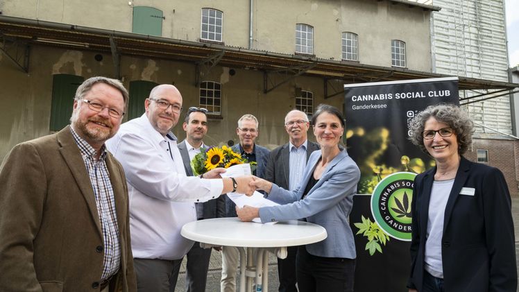 Cannabis-Anbauvereinigungen Ministerin Staudte übergibt den ersten Bescheid an den „Cannabis Social Club Ganderkesee“. Bild: TIMO JAWORR.