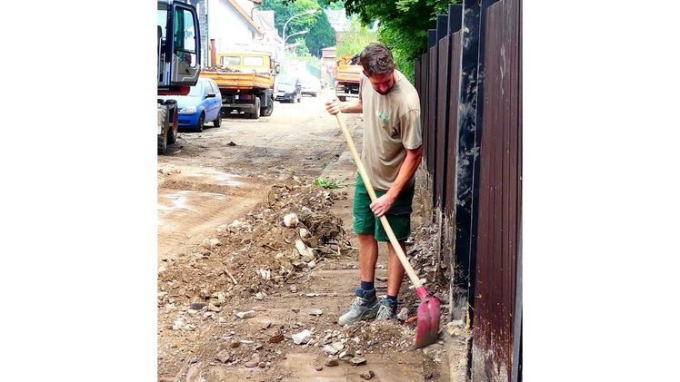 Es galt in erster Linie, Straßen und Zufahrten von Schlamm, Schutt und Müll zu befreien, so dass diese wieder befahrbar waren. Bild: VGL NRW/GPP.