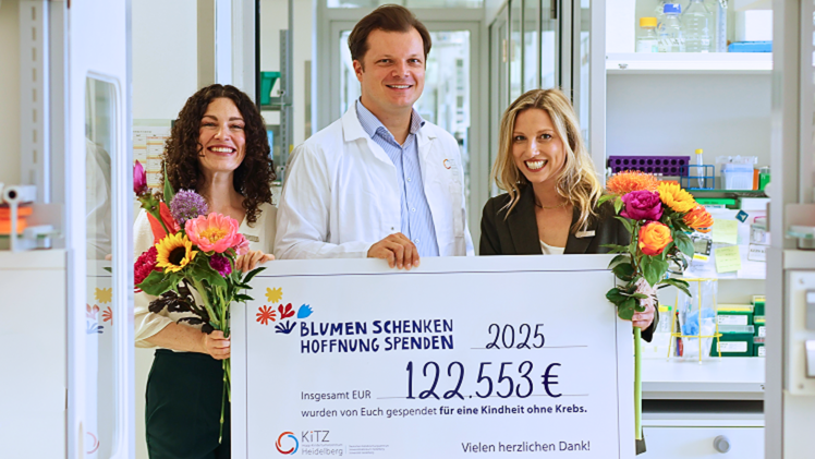 (v.l.) Kampagnen-Koordinatorin Frederike Scheurer, Christian Seitz, Forschungsgruppenleiter und Experte für Immuntherapie, und Johanna Oberhollenzer, Koordinatorin von „EU CAN KIDS“. Bild: KiTZ Heidelsberg.