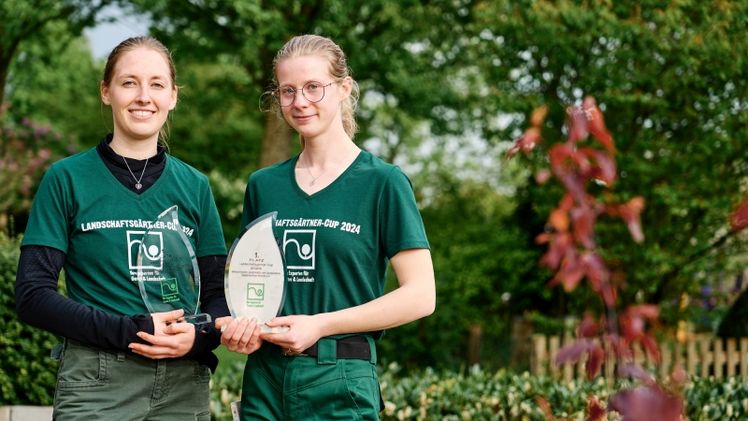 Die Siegerinnen des Landschaftsgärtner-Cups 2024: Hanna Kanzelmeier (links) von Garten- und Landschaftsbau Kreye GmbH & Co. KG (Ganderkesee) und Klara Thöle von GartenWerk Dukat GmbH & Co. KG (Belm) fahren im September zum Bundesentscheid auf der GaLaBau-Messe in Nürnberg. Bild: Karlis Behrens / VGL Niedersachsen-Bremen e. V.