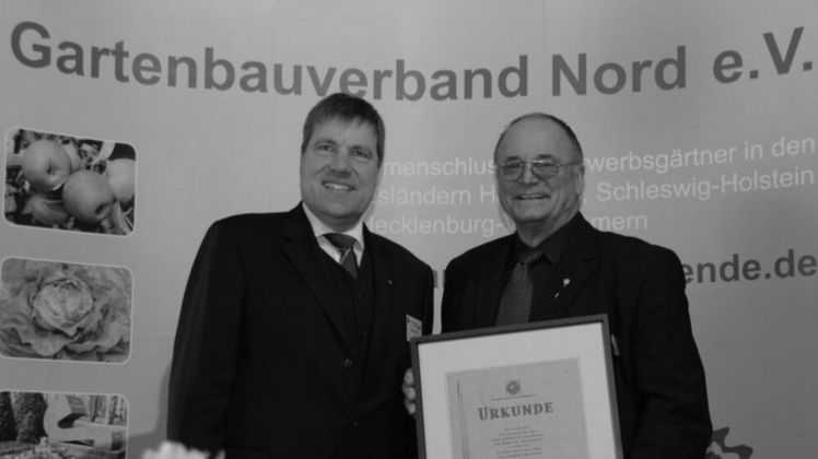 2010 erhielt Heinrich Quast (rechts) von ZVG-Vizepräsident Andreas Lohff die ZVG-Ehrennadel in Gold. Foto: Gartenbauverband Nord.