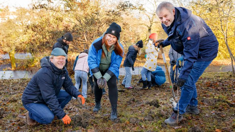 Erfurter Schüler pflanzen Miniwald im egapark. Bild: SWE/egapark - Andreas Hultsch.