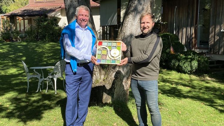 Reiner Bierig (links), Geschäftsführer Verband GaLaBau BW, überreicht Unternehmer Stephan Arnold (rechts) das Keramiksignum anlässlich seines Firmenjubiläums. Bild: Otto Arnold GmbH. Reiner Bierig (links), Geschäftsführer Verband GaLaBau BW, überreicht Unternehmer Stephan Arnold (rechts) das Keramiksignum anlässlich seines Firmenjubiläums. Bild: Otto Arnold GmbH.