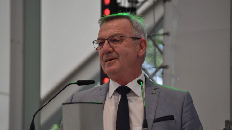 Jürgen Mertz, Präsident des Zentralverband Gartenbau e. V. lobte den Mut der BUGA Erfurt 2021 auch unter schwierigen Bedingungen zu öffnen und gärtnerische Wettbewerbe zuzulassen. Viele Aussteller konnten nun auf einem Festakt mit Ehrenpreisen und der Großen Goldmedaille der Deutschen Bundesgartenschau-Gesellschaft ausgezeichnet werden. Bild: DBG.