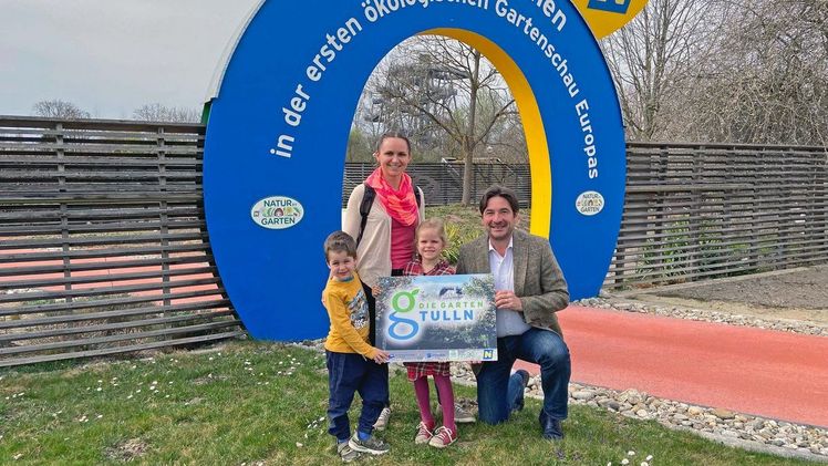 DIE GARTEN TULLN Geschäftsführer Franz Gruber begrüßt die ersten Besucher, Familie Kraus aus Tulln, in der neuen Garten-Saison 2023. Bild: DIE GARTEN TULLN. DIE GARTEN TULLN Geschäftsführer Franz Gruber begrüßt die ersten Besucher, Familie Kraus aus Tulln, in der neuen Garten-Saison 2023. Bild: DIE GARTEN TULLN.