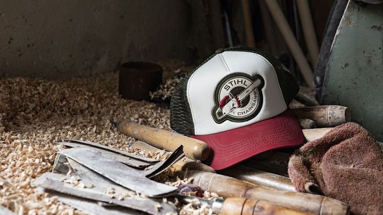 Die Artikel der Contra Edition sind eine nostalgische Hommage an die Waldarbeit der 1950er Jahre, interpretiert im zeitlos-modernen Retro-Chic. Bild: STIHL.