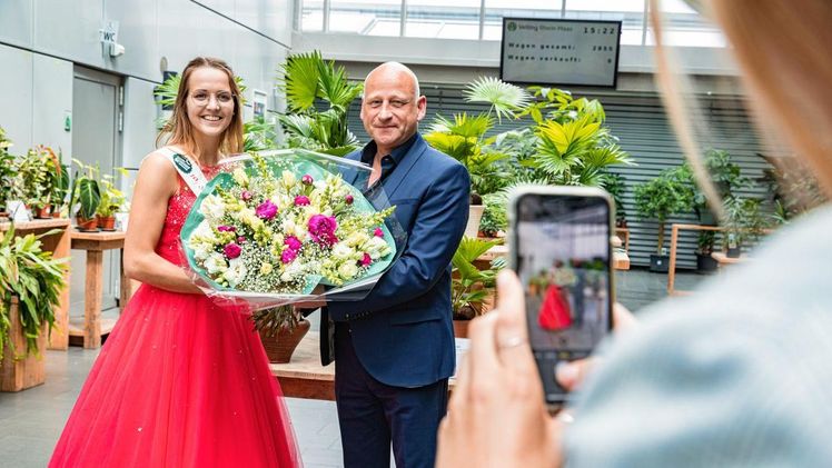Marie van Bebber ist für ein Jahr das Gesicht der Straelener Blumen- und Pflanzenwelt. Bild: Lina Nikelowski.