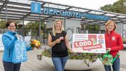 BUGA-Geschäftsführerin Kathrin Weiß begrüßte die Kundin mit einem Blumenstrauß. Bild: Paul Philipp Braun. 