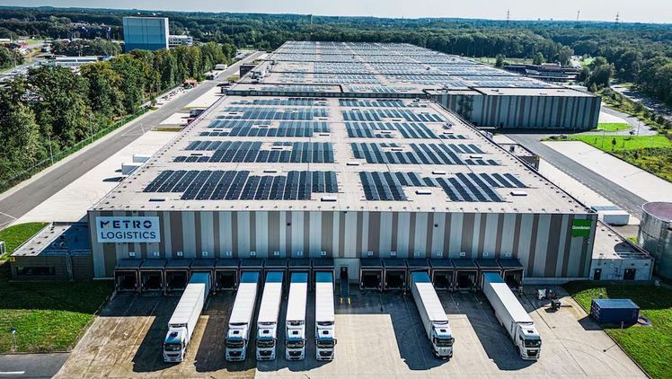 Photovoltaik-Anlage am METRO Logistikstandort Marl, im September 2023 die größte Solar-Aufdachanlage in Deutschland. Bild: METRO AG.
