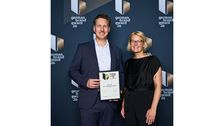 Markus Monjau und Ina Willutzki nahmen die Auszeichnung stellvertretend für Ryobi entgegen. Bild: Ryobi.