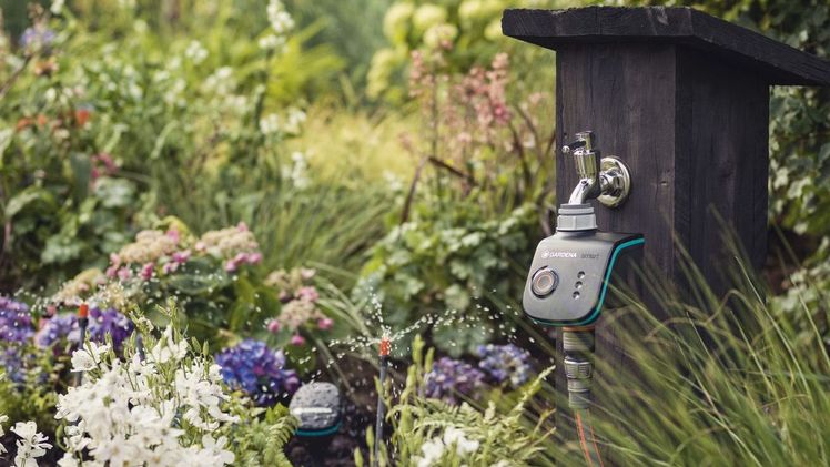 Gartenbewässerung wird mit Wetterdaten jetzt noch smarter. Mit dem jüngsten Update der App für das GARDENA smart system wird die lokale Wettervorhersage bei der Bewässerungsplanung berücksichtigt. Bild: GARDENA.