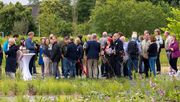 Die gärtnerisch spannende Gestaltung des Jubiläumsbeetes zog die über 100 Gäste des Jubiläums auf die Fläche der künftigen IGA in Dortmund. Foto: BdS.