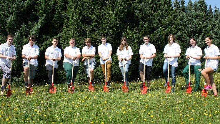 Zehn Jugendliche begannen ihre Ausbildung heute in der Obstland Dürrweitzschen AG, zwei weitere folgen ihnen in den kommenden Tagen. Zur Begrüßung pflanzten die jungen Frauen und Männer Blühstaudne auf dem Betriebsgelände. Ähnliche Pflanzaktionen sollen zukünftig traditionell zum Lehrjahresbeginn stattfinden. Bild: Obstland Dürrweitzschen AG