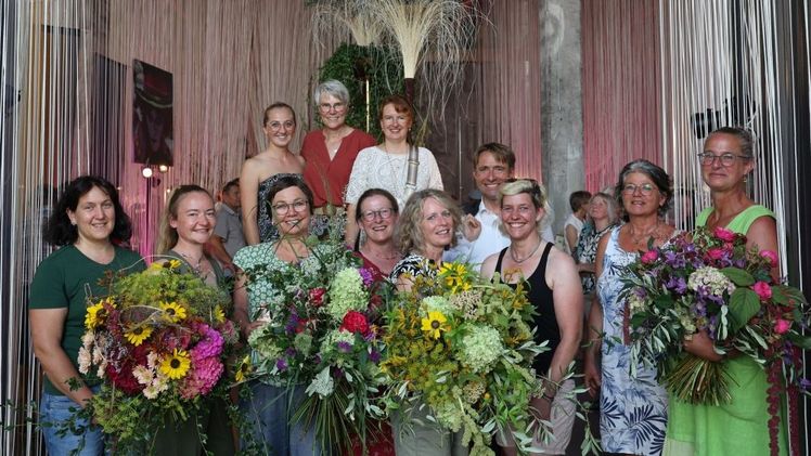 Das Team der Floristinnen mit "Hergatz liest" und Oberbürgermeister Lang. Bild: Landesgartenschau / sum. 