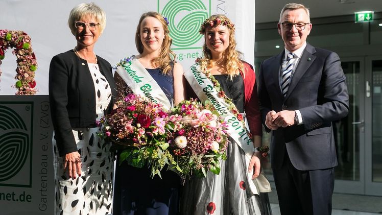 Zum Deutschen Gartenbautag wurde Lea Ehlers offiziell als neue Deutsche Blumenfee 2018/2019 in das Amt eingeführt. (v. l. n. r. Eva Kähler-Theuerkauf, Lea Ehlers, neue Deutsche Blumenfee, Lisa Bartels, Jürgen Mertz). Bild: ZVG/ Thomas Rafalzyk.