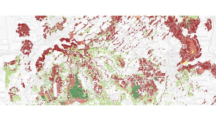 Zwischen Weser und Ems finden sich zahlreiche Moorflächen mit besonders hohen (dunkelrot), aber auch besonders niedrigen (dunkelgrün) Treibhausgasemissionswerten. Grafik: LBEG.