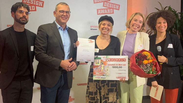 V.l.: Philipp Löwe (Moderator SPIEGEL), Robert Köhler (Leiter Marketingkommunikation bei BAUHAUS), Ina und Ute Peppersack (Initiatorinnen des Projekts "Ciao Bella"), Rachelle Pouplier (Moderatorin SPIEGEL). Bild: BAUHAUS.