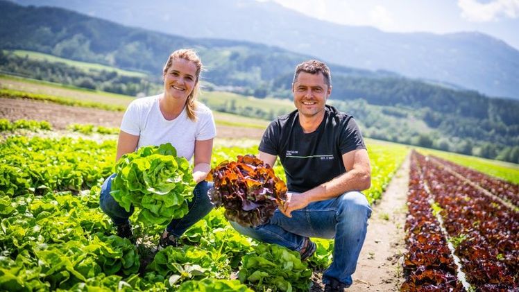 SPAR-Geschäftsführerin Patricia Sepetavc schätzt die Zusammenarbeit mit regionalen Produzenten, wie Anton Giner aus Thaur, sehr. Bild: © SPAR.