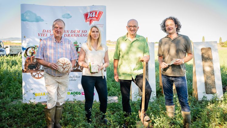 v.l.n.r. Herbert Nagl (Bio-Landwirt), Klaudia Atzmüller (Ja! Natürlich Geschäftsführerin), Andreas Steidl (Ja! Natürlich Geschäftsführer), Walter Fitz (Bodenexperte und Gutachter). Bild: © Ja! Natürlich/Christian Dusek.