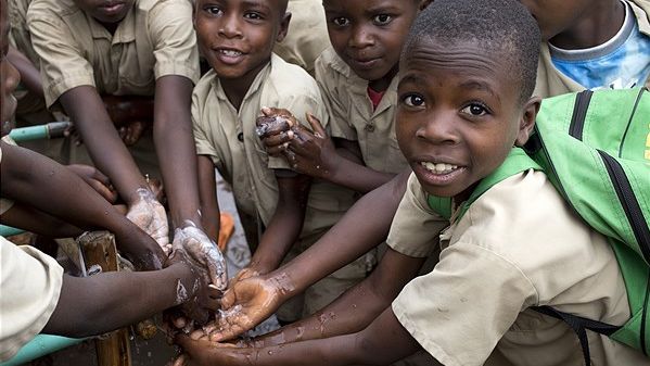 Diese Schüler in Burundi haben gelernt, wie wichtig es ist, sich mit Seife die Hände zu waschen. UNICEF sorgt unter anderem für den Zugang zu Wasser, Seife und Schutzausrüstung. Bild:UNICEF/UNI306245/Prinsloo.