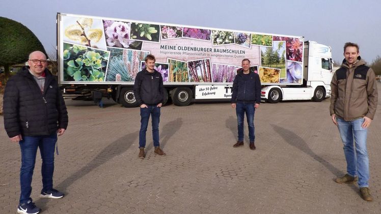 Macht Lust auf Frühling: der neue LKW-Auflieger des Verbandes „Meine Oldenburger“  v.l.n.r.: Stephan Hansel, Jan-Gerd Bruns, Jochen Stöckmann und Fokko zur Mühlen. Bild: BdB.