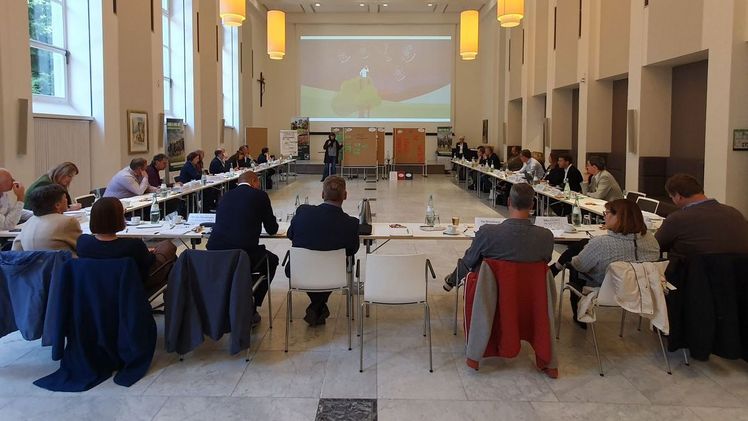 Bildzeile: Mit der Bildung befasste Akteurinnen und Akteure trafen sich mit dem VGL NRW zum Bildungsforum, um über die aktuellen Herausforderungen für die Branche zu sprechen. Bild: VGL NRW. Bildzeile: Mit der Bildung befasste Akteurinnen und Akteure trafen sich mit dem VGL NRW zum Bildungsforum, um über die aktuellen Herausforderungen für die Branche zu sprechen. Bild: VGL NRW.