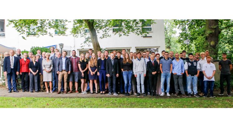 76 junge Gärtnerinnen und Gärtner wurden jüngst in Herford freigesprochen. Das Bild zeigt die Absolventen, die ihre Urkunden persönlich entgegen nahmen, zusammen mit den Ehrengästen. Bild: Christian Weber.