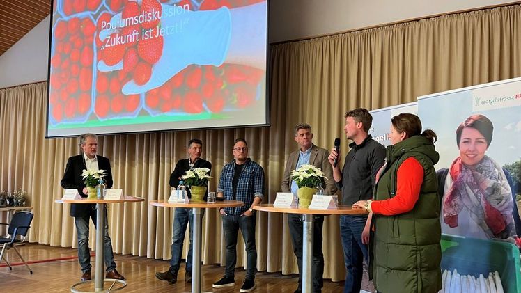 Einen konstruktiven Austausch zwischen den Betriebsinhabern Jochen Unterhansberg, Niclas Imholze, Jörg Umberg, Silvan Schulze-Weddige und Andrea Toppheide moderierte Hinrich Niemann. Bild: Spargelvereinigung WL e.V.