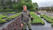 Thomas Calle zeigt Pflanzen in seinem Betrieb. Bild: GABOT.