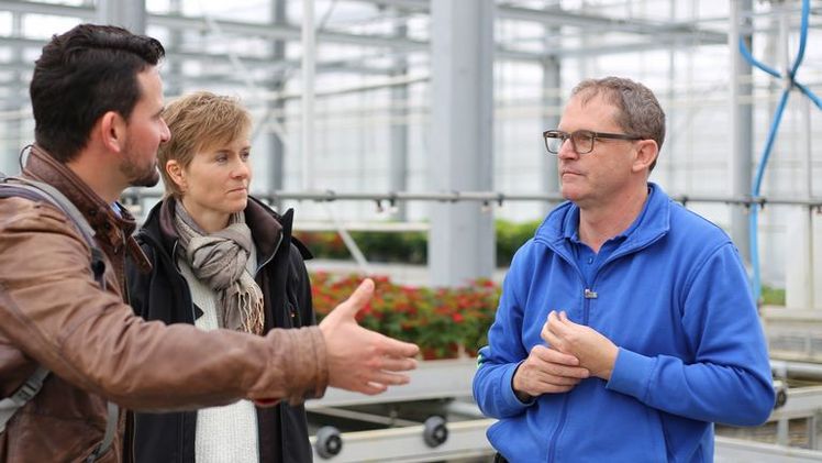 Adrian und Yvonne Huber haben mit dem Torfausstieg 2018 für ihr Gartencenter einen ungewöhnlichen Weg eingeschlagen. Gemüsebauberater Philipp Trautzl (l.) kennt die Einwände von Produzenten, die nicht auf Torf verzichten möchten. Bild: mg/lid.