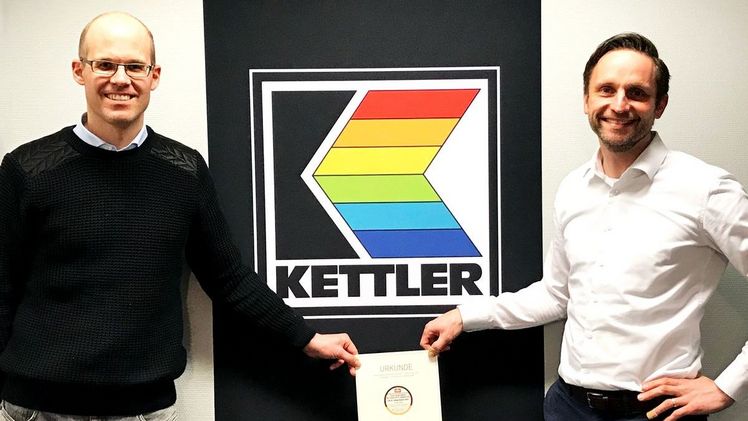 Carsten Becher, Direktor Finanzen, und Tim Dargel, Mitglied der Geschäftsleitung Marketing und Vertrieb, freuen sich über die Auszeichnung des Deutschen Instituts für Service-Qualität. Bild: KETTLER.