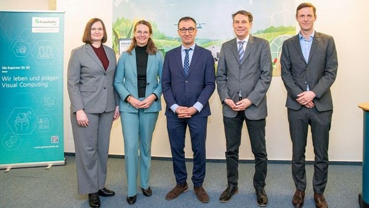 Gemeinsame Diskussion rund um Smart Farming Themen am Fraunhofer IGD in Rostock: Claudia Müller, Bettina Martin, Cem Özdemir, Prof. Dr. Uwe Freiherr von Lukas, Dr. Philipp Wree (v.l.n.r.). Bild: © Sebastian Krauleidis.