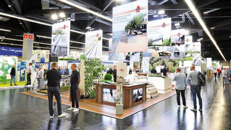 Die begrünte Ausstellungsfläche setzte das Sortiment, u. a. bestehend aus Rinnen und Rosten sowie Pflanzsystemen, gekonnt in Szene. Bild: Richard Brink.