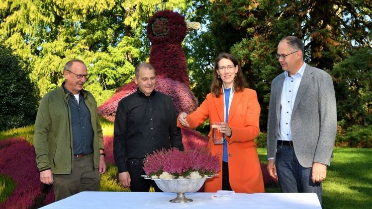 Taufe der Calluna 'Paula' auf der Insel Mainau 2022, v.l.n.r.: Züchter Helmut Hiedl, Gardengirls-Geschäftsführer Claus Geißler, Bettina Gräfin Bernadotte, Mainau-Gartendirektor Markus Zeiler; Copyright: Insel Mainau/Peter Allgaier.